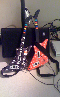 Des guitares de Guitar Hero III personnalisées avec des autocollants Flex et Apollo (nom de code de AIR)